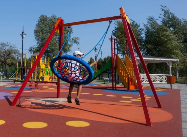 Jaką linę na plac zabaw wybrać, aby zapewnić bezpieczeństwo i zabawę?