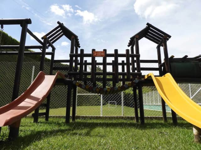 Co znajdziemy na placu zabaw? Odkryj niezbędne atrakcje dla dzieci